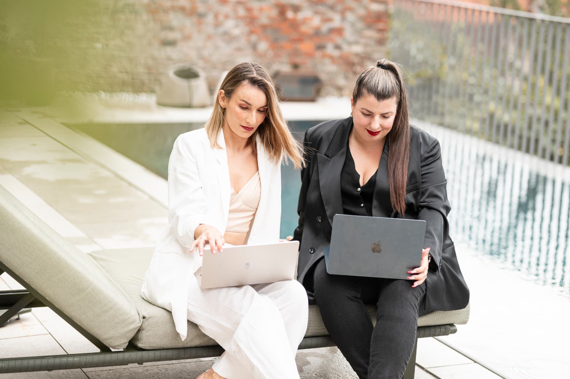 Christina und Denise arbeiten gemeinsam am Laptop